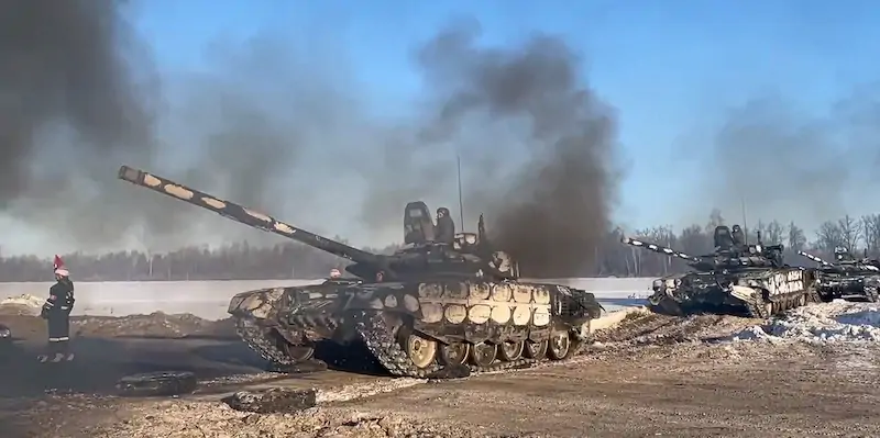 Carri armati russi nel corso di un'esercitazione (Russian Defense Ministry Press Service via AP)