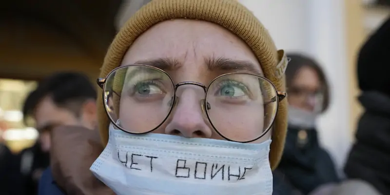 Una persona indossa una mascherina con la scritta "No guerra" durante una manifestazione a San Pietroburgo, domenica 27 febbraio (AP Photo/ Dmitri Lovetsky)