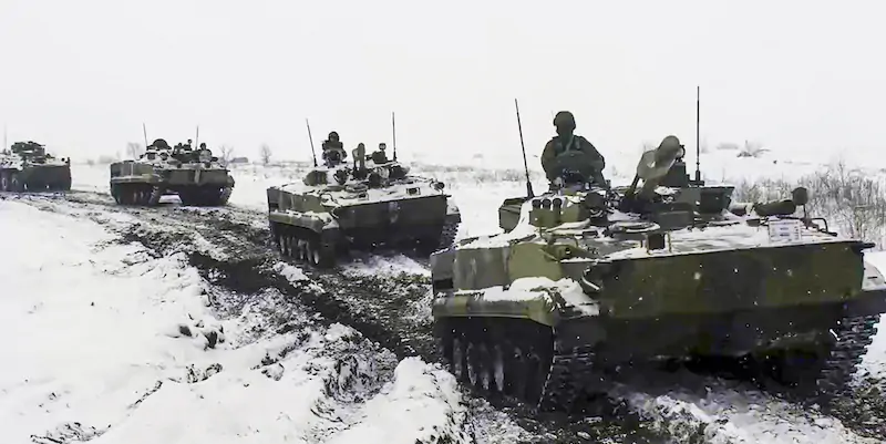 Carri armati russi nel corso di un'esercitazione nei pressi di Rostov (Ministero della Difesa russo via AP)