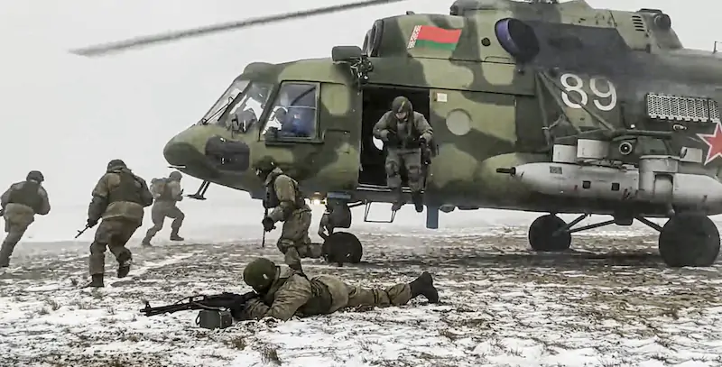 Soldati russi e bielorussi nel corso di un'esercitazione congiunta in Bielorussia (Ministero della Difesa russo via AP)