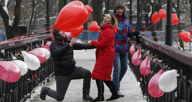 Una coppia a Kiev, in Ucraina, il giorno di San Valentino (AP Photo/Efrem Lukatsky)