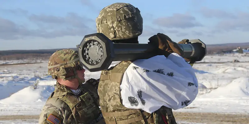 Un soldato americano addestra un soldato ucraino (Ukrainian Defense Ministry Press Service via AP)