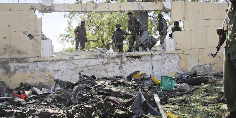 Le conseguenze di un attacco terroristico in Somalia, nel 2015 (AP Photo/Farah Abdi Warsameh)