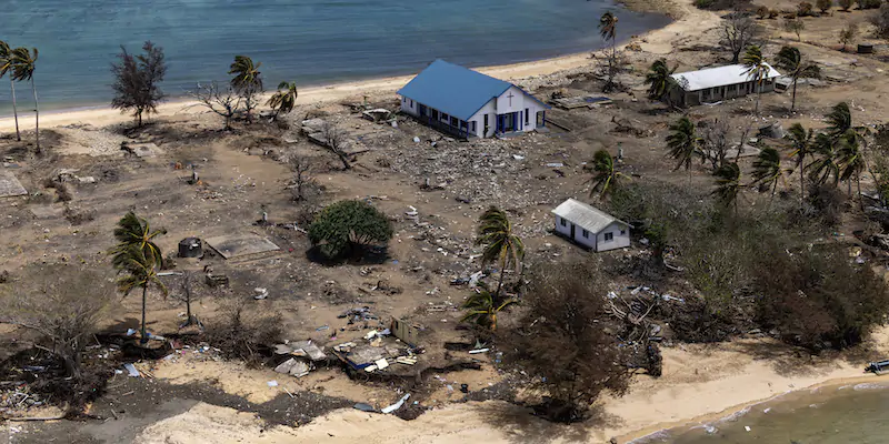 L'isola di Atata, a Tonga, dopo l'eruzione del vulcano sottomarino Hunga Tonga-Hunga Ha’apai e il conseguente tsunami di metà gennaio (POIS Christopher Szumlanski/ Australian Defence Force via AP)