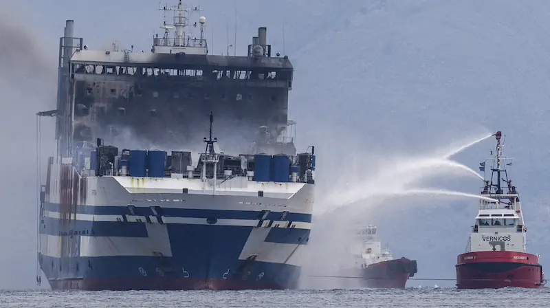 Almeno 10 persone risultano ancora disperse dopo l'incendio di un traghetto italiano in Grecia