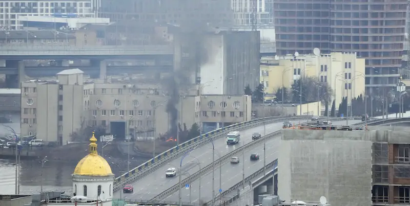 Fuoco e fumo in un palazzo di Kiev, in seguito a un'esplosione (AP Photo/Efrem Lukatsky)