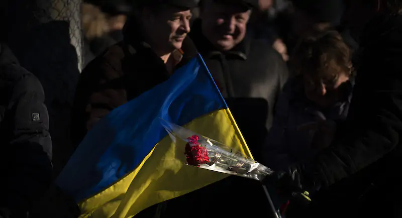Una bandiera ucraina durante una manifestazione a Kiev (AP Photo/Emilio Morenatti)