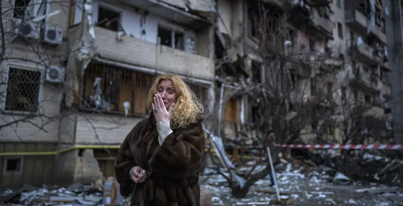 Una donna vicino alla sua casa colpita dai bombardamenti a Kiev, 25 febbraio
(AP Photo/Emilio Morenatti)