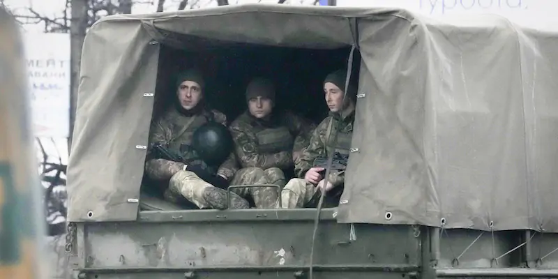 Un gruppo di soldati ucraini nella città di Mariupol, nell'Ucraina orientale (AP Photo/Sergei Grits)
