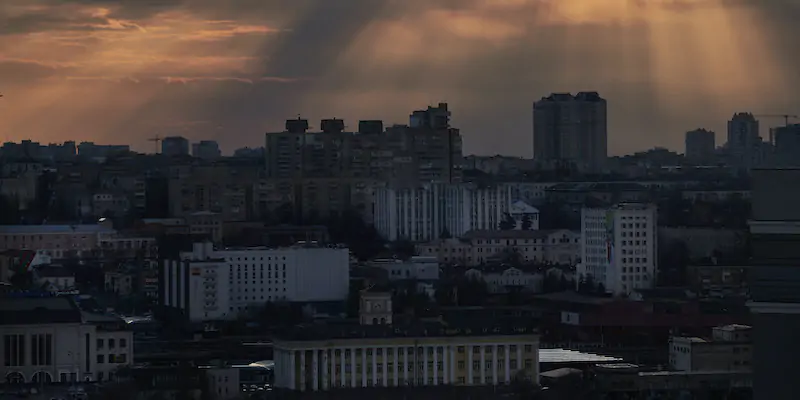 Kiev al buio la sera di domenica 27 febbraio (Pierre Crom/Getty Images)