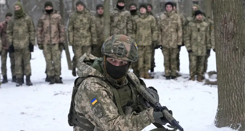 L'addestramento militare di alcuni volontari in Ucraina (AP Photo/Efrem Lukatsky)