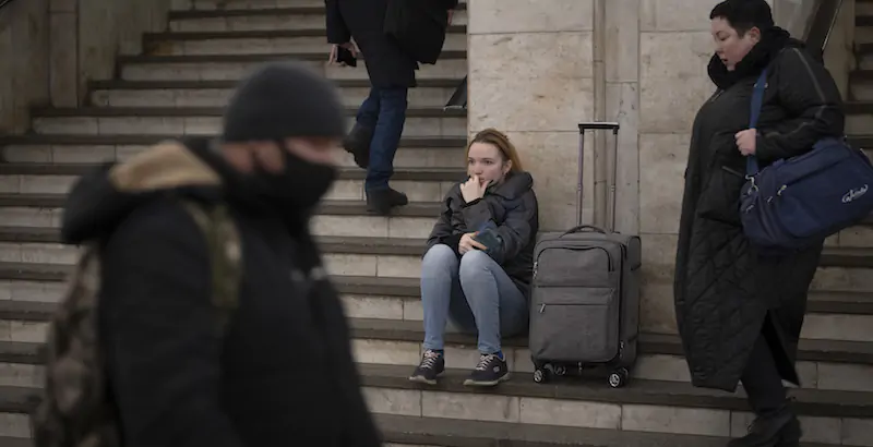 Persone in metropolitana cercano di lasciare Kiev 
(AP Photo/Emilio Morenatti)