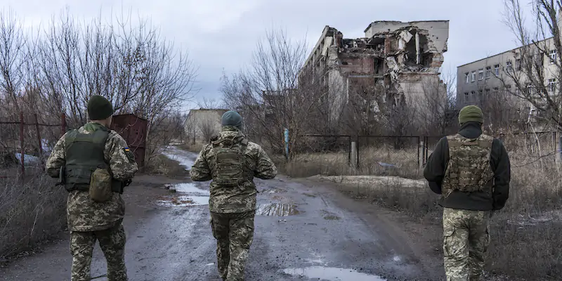 Soldati ucraini a Marinka, vicino al fronte di guerra interno nel Donbass, l'8 dicembre 2021 (Brendan Hoffman/Getty Images)