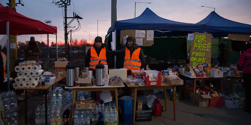 Due volontari accolgono i rifugiati ucraini con cibo, acqua e beni di prima necessità al confine con la Slovacchia
(Zuzana Gogova/Getty Images)