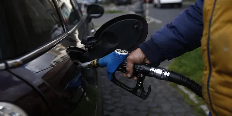 Fino al 30 aprile il prezzo della benzina sarà più basso