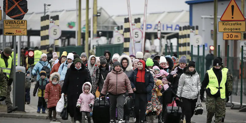 Profughi ucraini attraversano il confine a Korczowa, in Polonia (AP Photo/Visar Kryeziu)