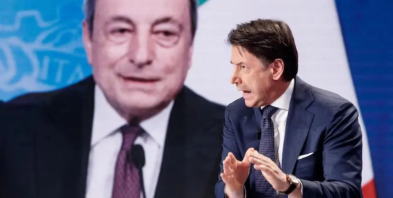 Il leader del Movimento 5 Stelle Giuseppe Conte e sullo sfondo il presidente del Consiglio Mario Draghi (Roberto Monaldo / LaPresse)