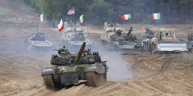 Carri armati italiani, statunitensi e polacchi durante un'esercitazione NATO in Lettonia (AP Photo/Roman Koksarov)