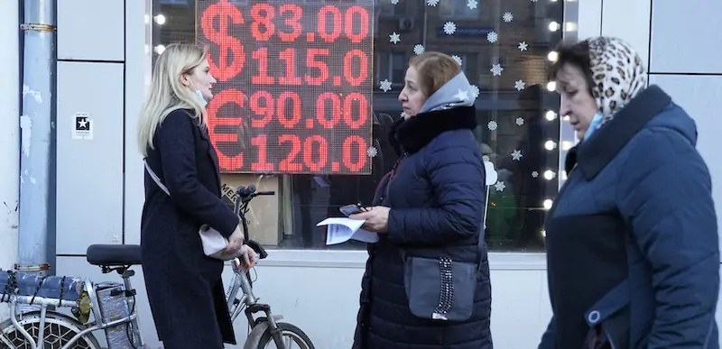 Un pannello mostra l'andamento del rublo in un cambiavalute a Mosca, Russia (AP Photo/Pavel Golovkin)