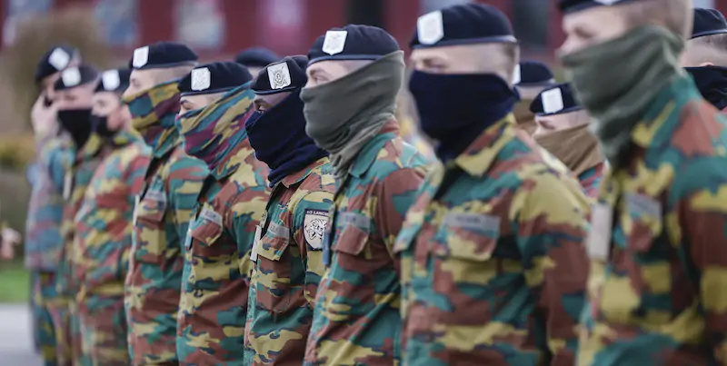 Un gruppo di soldati dell'esercito belga durante una recente esercitazione (AP Photo/Olivier Matthys)