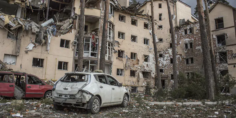 Un edificio danneggiato dai bombardamenti a Irpin, che si trova a circa 30 km a ovest di Kiev
(AP Photo/Oleksandr Ratushniak)
