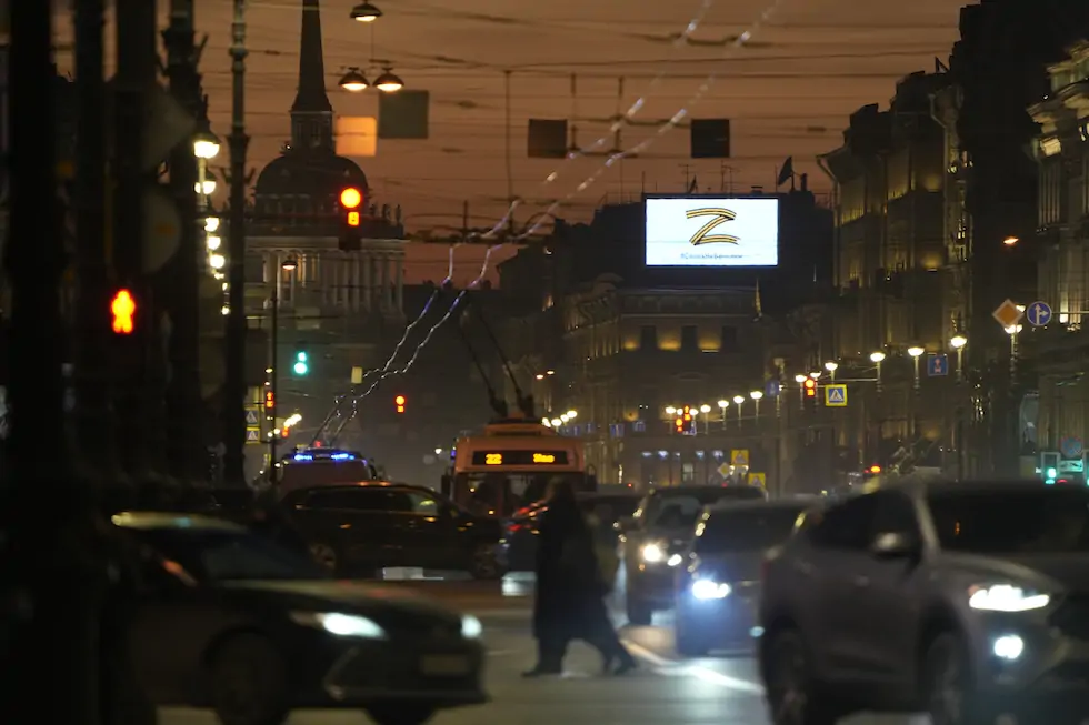 Uno schermo con la lettera "Z" e la scritta "Non abbandoniamo i nostri" sulla Prospettiva Nevsky Prospect, a San Pietroburgo, in Russia, il 5 marzo (AP Photo)