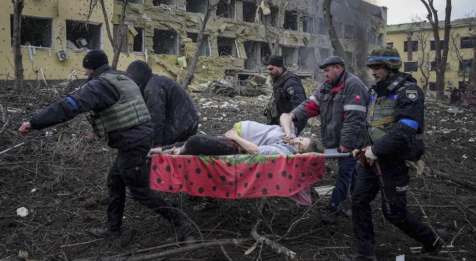 Una donna incinta viene tratta in salvo dall'ospedale pediatrico bombardato a Mariupol (AP Photo/Evgeniy Maloletka)