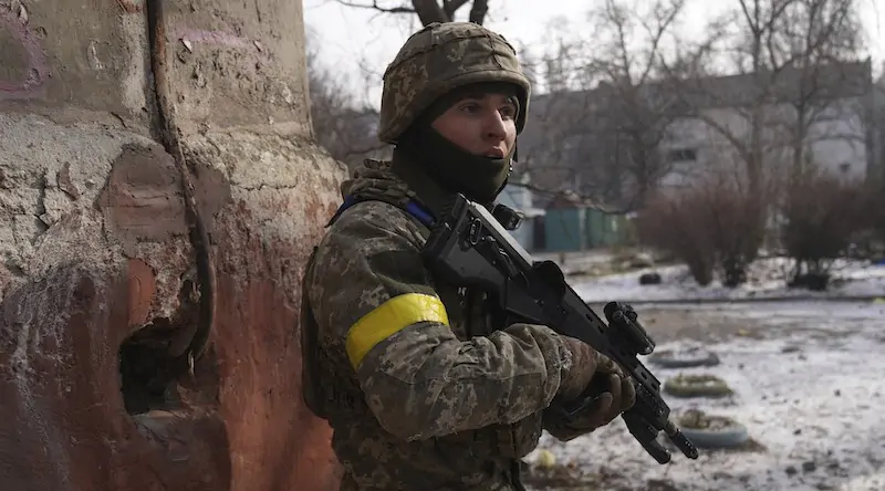 Un soldato ucraino a Mariupol, Ucraina (AP Photo/Evgeniy Maloletka)