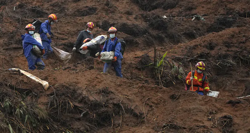 Squadre di ricerca raccolgono alcuni rottami del Boeing 737-800 del volo MU5735, Guangxi, Cina (AP Photo/Ng Han Guan)