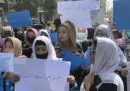 Decine di donne hanno protestato a Kabul per chiedere la riapertura delle scuole secondarie femminili