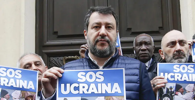 Matteo Salvini, con una delegazione di parlamentari della Lega, davanti all'ambasciata dell'Ucraina a Roma, il 3 marzo 2022 (ANSA/FABIO FRUSTACI)