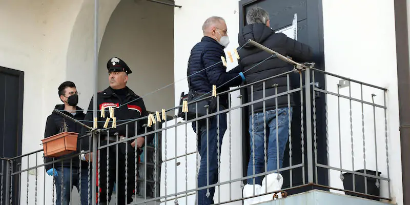 I Carabinieri mentre pongono i sigilli all'appartamento di Carol Maltesi a Rescaldina, in provincia di Milano 
(ANSA / MATTEO BAZZI)
