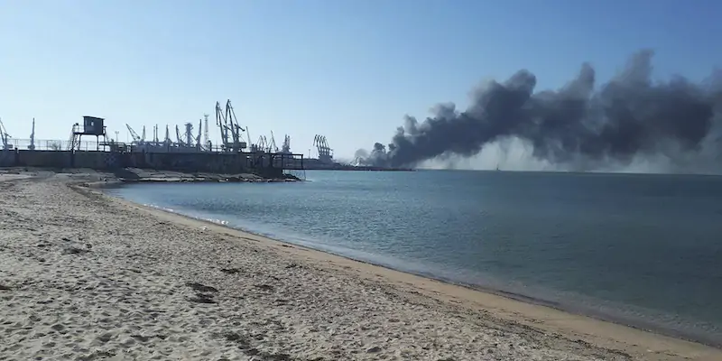 Un'immagine delle esplosioni di stamattina al porto di Berdyansk, nel sud dell'Ucraina (AP Photo)