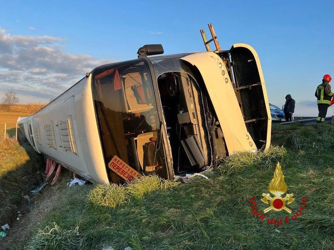 Un autobus su cui viaggiavano profughi ucraini si è ribaltato sulla A14: una donna è morta