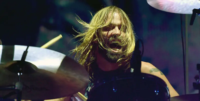È morto Taylor Hawkins, batterista dei Foo Fighters: aveva 50 anni