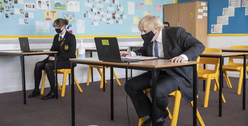 Il primo ministro britannico Boris Johnson in visita a una scuola di Londra. (Jack Hill/The Times, Sunday Times)