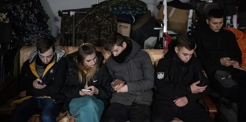 Volontari consultano i propri smartphone a Ternopil, Ucraina. (Alexey Furman/Getty Images)