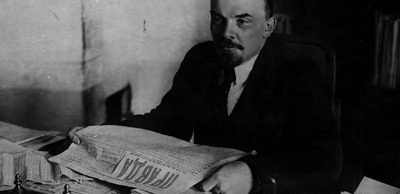 Lenin legge la Pravda, circa 1920 (Hulton Archive/Getty Images)