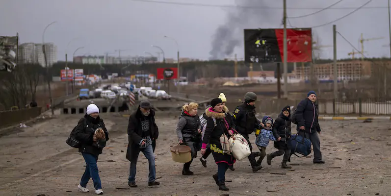 Alcune persone che cercano di fuggire da Irpin, vicino Kiev,
7 marzo 2022 (AP Photo/Emilio Morenatti)