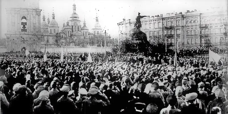 Una manifestazione patriottica a Kiev, in Ucraina, nel 1917 (Wikimedia Commons)