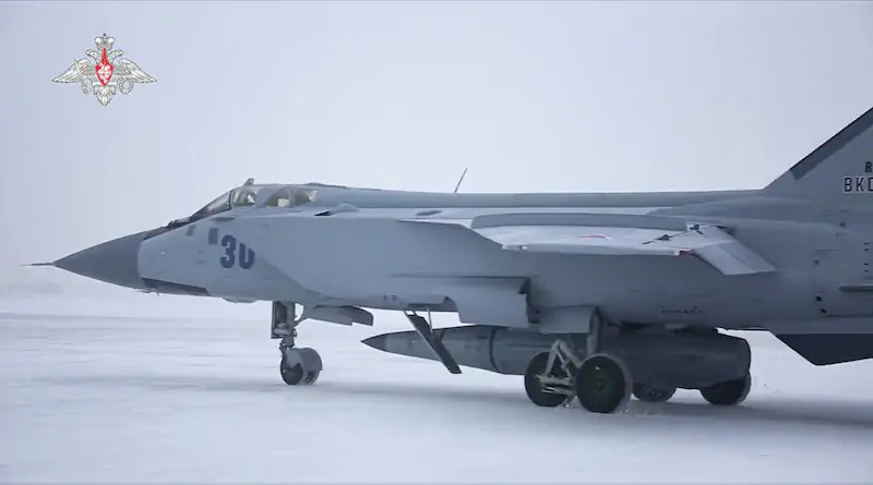 Un missile Kinzhal russo agganciato sotto a un cacciabombardiere MiG-31K, fotografato durante un'esercitazione a febbraio (Ministero della Difesa russo via AP)