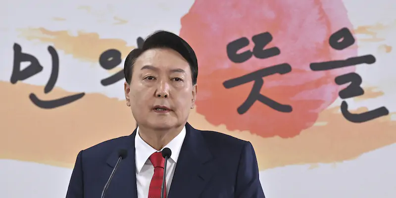 Il presidente eletto Yoon Suk-yeol durante la conferenza stampa in cui domenica 20 marzo ha annunciato l'intenzione di voler spostare la residenza presidenziale (Jung Yeon-je/ POOL /AFP via AP)