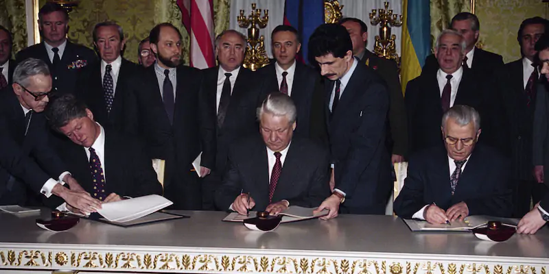 I presidenti degli Stati Uniti, della Federazione russa e dell'Ucraina Bill Clinton, Boris Yeltsin e Leonid Kravchuk firmano l'accordo con cui l'Ucraina acconsente a disfarsi del proprio arsenale nucleare (AP Photo/Denis Paquin)