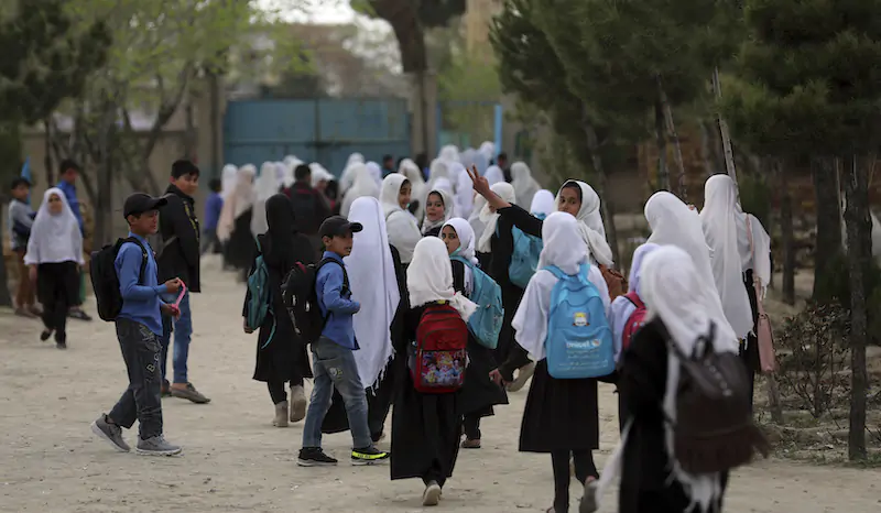 Studentesse davanti a una scuola di Kabul, prima che i talebani conquistassero il potere in Afghanistan (AP Photo/Rahmat Gul, File)