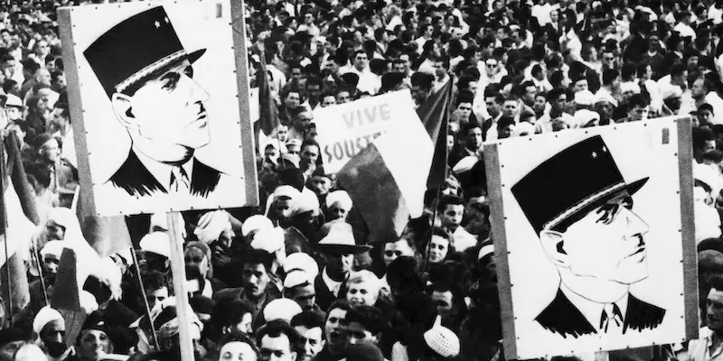 Ritratti del generale Charles de Gaulle durante una manifestazione davanti alla sede del governo ad Algeri, 19 maggio 1958 (AP Photo)