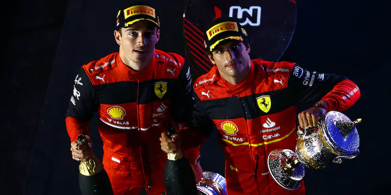 Charles Leclerc e Carlos Sainz sul podio del Gran Premio del Bahrein di Formula 1 (Mark Thompson/Getty Images)