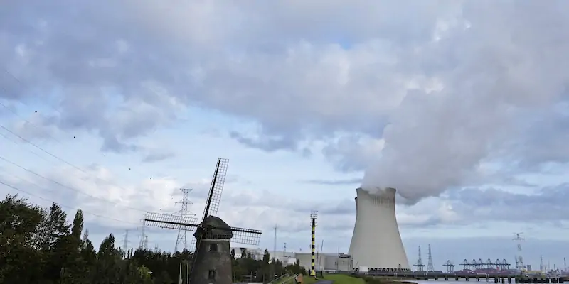 La centrale nucleare di Doel, in Belgio (AP Photo/ Virginia Mayo)