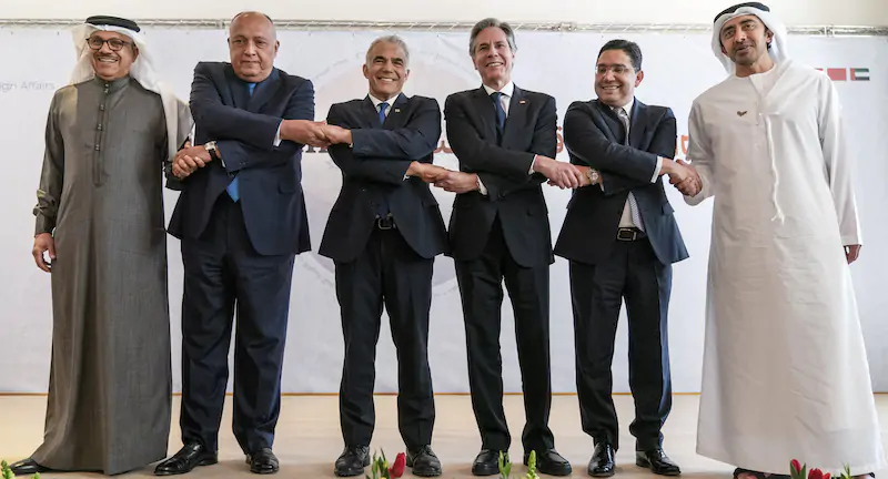 Da sinistra a destra: i ministri degli Esteri del Bahrein, Abdullatif bin Rashid al Zayani, dell'Egitto, Sameh Shoukry, di Israele, Yair Lapid, degli Stati Uniti, Antony Blinken, del Marocco, Nasser Bourita, e degli Emirati Arabi Uniti, Abdullah bin Zayed Al Nahyan, a Sde Boker, Israele, il 28 marzo (AP Photo/Jacquelyn Martin, Pool)