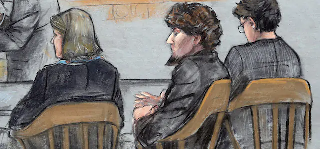 Un ritratto di Dzhokhar Tsarnaev e i suoi avvocati durante il processo (AP Photo/Jane Flavell Collins, File)
