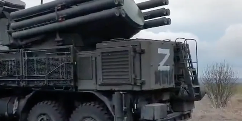 Un veicolo lancia-missili antiaerei Pantsir-S1 dell'esercito russo, con la lettera Z disegnata sopra.